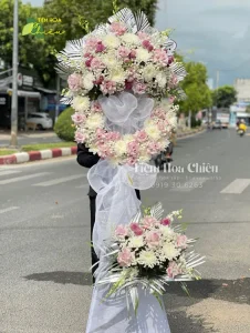 Đặt vòng hoa viếng thể hiện lòng thành kính, sự tiếc thương và trách nhiệm đối với người đã khuất.