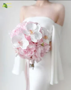 Đặt hoa cưới cầm tay cô dâu gửi thông điệp tình yêu và lời chúc phúc đến từ cô dâu cho ngày trọng đại.