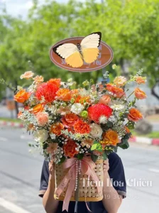 Giỏ hoa sinh nhật mang lại năng lượng tích cực và lời chúc về một tuổi mới gặt hái nhiều thành công.