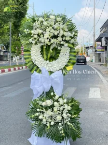 Đặt hoa viếng đám tang thể hiện sự kính trọng, tiếc thương và sẻ chia sâu sắc với gia đình.