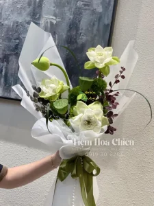 Đặt hoa cưới cầm tay cho cô dâu biểu tượng tình yêu ngọt ngào, lãng mạn, sự thủy chung, và vẻ đẹp.