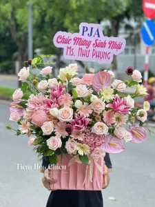 Giỏ hoa sinh nhật thiết kế sang trọng, giúp không gian bữa tiệc sinh nhật trở nên ấm áp và ý nghĩa hơn.