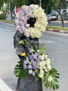 Đặt vòng hoa viếng được thiết kế với sự tinh tế, trang nghiêm và mang giá trị tinh thần sâu sắc.