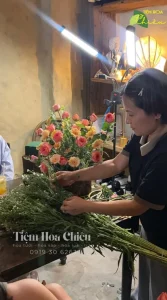 Lẳng hoa để bàn thiết kế nhỏ gọn, đẹp nhằm tạo điểm nhấn trang trí sang trọng và tinh tế.