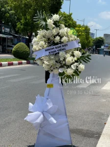 Đặt hoa viếng đám tang chia sẻ đau thương, mất mát, an ủi, động viên đối với người còn sống. 