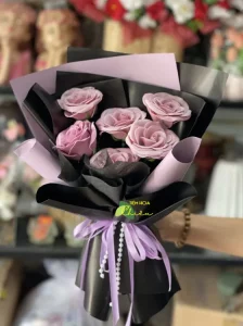 Hoa lụa giữ hình dáng và màu sắc của hoa không thay đổi theo thời gian, luôn tươi tắn và đẹp.