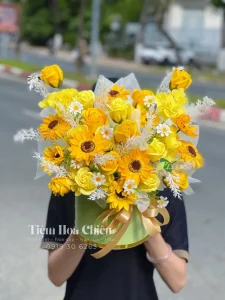 Giỏ hoa sáp mang vẻ đẹp lung linh và mùi hương nhẹ nhàng thêm phần ấn tượng cho người nhận.