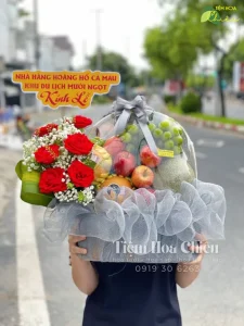 Giỏ trái cây quà tặng 350K đẹp, gửi gắm lời chúc: mạnh khỏe, bình an, may mắn, sung túc đến người nhận.