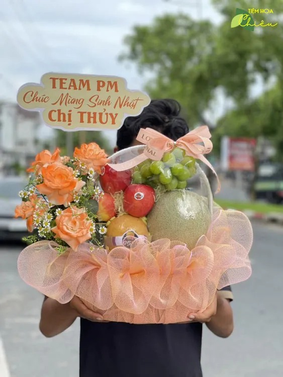 Giỏ trái cây quà tặng gửi gắm lời chúc sức khỏe, sự thịnh vượng và tình cảm chân thành đến người nhận.