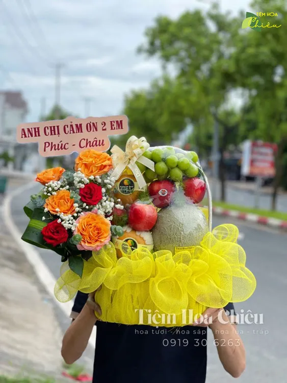 Giỏ trái cây quà tặng gửi gắm lời chúc sức khỏe, sự thịnh vượng và tình cảm chân thành đến người nhận.