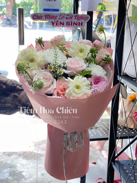 Đặt hoa tốt nghiệp đầy khát vọng, nghị lực và ánh sáng – Biểu tượng của sự bứt phá và tương lai tươi sáng.