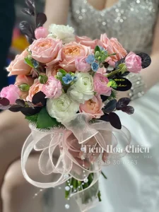 Đặt hoa cưới cầm tay truyền tải tình cảm dành cho người bạn đời và hy vọng cho tương lai.