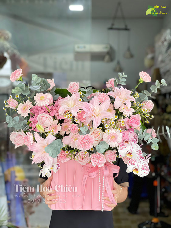 Giỏ hoa khai trương 400k đẹp sang trọng và ý nghĩa, góp phần làm cho ngày vui của người nhận thêm trọn vẹn.
