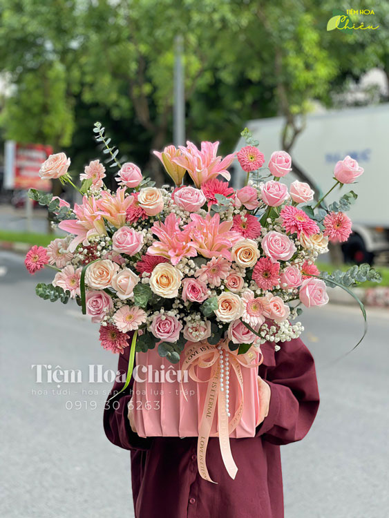 Giỏ hoa khai trương 400k đẹp sang trọng và ý nghĩa, góp phần làm cho ngày vui của người nhận thêm trọn vẹn.