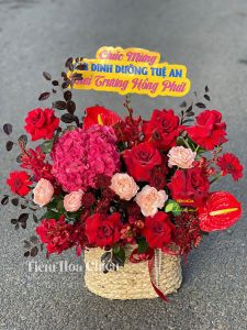 Giỏ hoa khai trương 400k đẹp sang trọng và ý nghĩa, góp phần làm cho ngày vui của người nhận thêm trọn vẹn.
