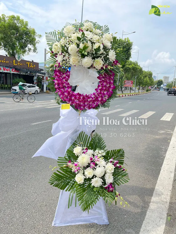 Đặt vòng hoa viếng thể hiện sự tôn kính tinh tế và phù hợp nhất với phong tục tập quán của địa phương
