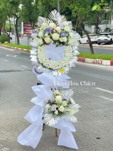 Đặt vòng hoa viếng thể hiện sự tôn kính tinh tế và phù hợp nhất với phong tục tập quán của địa phương