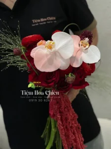 Đặt hoa cưới cầm tay thiết kế từ hoa tươi 100%, phối màu hài hòa tôn lên vẻ đẹp và phong cách riêng của cô dâu.