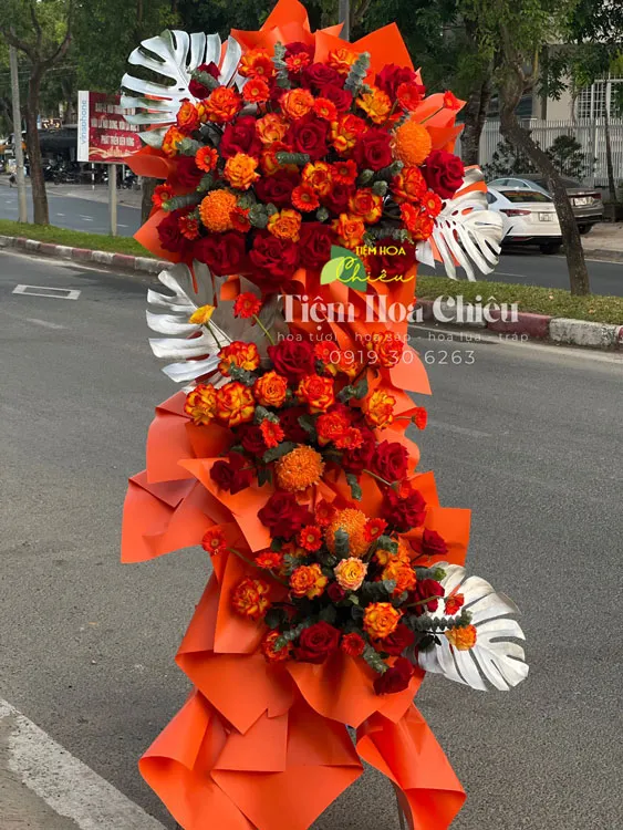 Đặt lãng hoa chúc mừng khai trương chúc gia chủ có một khởi đầu thuận lợi, hưng thịnh vững bền.