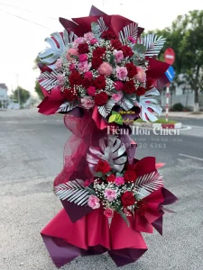 Cửa hàng hoa tươi CHIÊU đặt kệ hoa chúc mừng tượng trưng cho sự may mắn, hạnh phúc và thành công.
