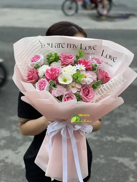 Hoa lụa tinh tế phù hợp trang trí lâu dài, mang lại hiệu quả thẩm mỹ và ý nghĩa tốt nhất.