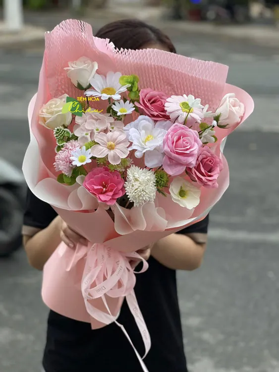 Hoa lụa tinh tế phù hợp trang trí lâu dài, mang lại hiệu quả thẩm mỹ và ý nghĩa tốt nhất.