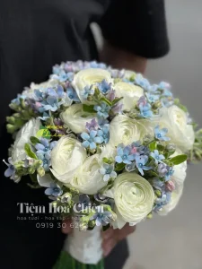 Đặt hoa cưới cầm tay mang đến phong cách riêng, giúp cô dâu tỏa sáng trong ngày trọng đại của mình.