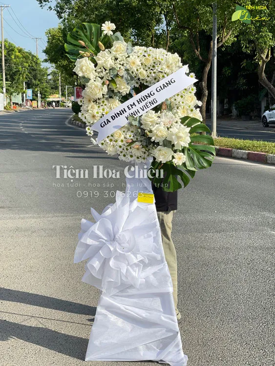 Đặt vòng hoa viếng thể hiện sự tôn kính tinh tế và phù hợp nhất với phong tục tập quán của địa phương