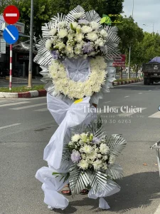 Đặt hoa viếng đám tang tượng trưng cho sự tiếc thương, trang nghiêm và lòng thành kính người tặng.