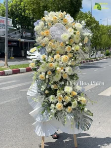 Đặt vòng hoa viếng thành kính phân ưu mong linh hồn người đã khuất sớm an nghỉ nơi vĩnh hằng.