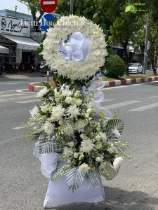 Đặt vòng hoa viếng thay cho lời tiễn biệt và cầu chúc cho người đã khuất được bình an ở thế giới mới.