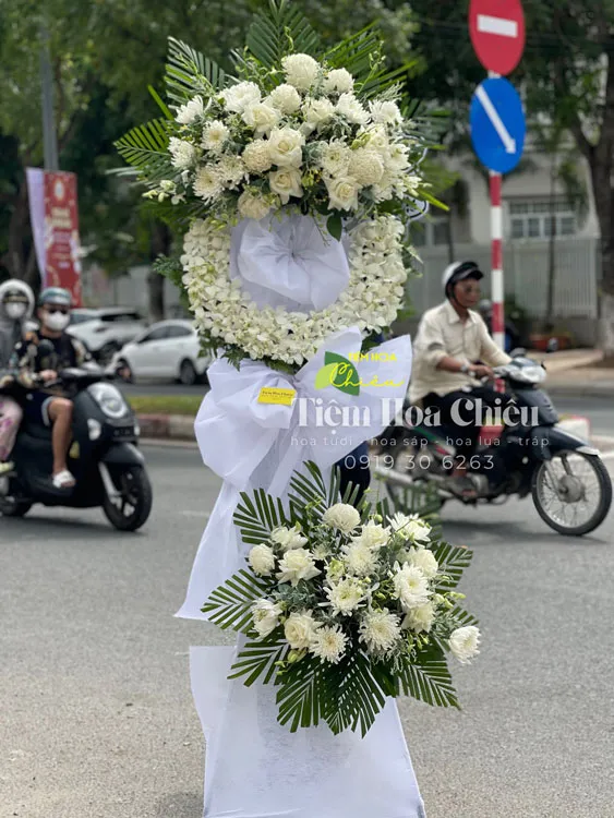 Hoa chia buồn Bạc Liêu tại CHIÊU thể hiện sự trang nghiêm, tiếc thương và tôn kính người đã khuất.
