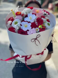 Hoa lụa luôn giữ được vẻ đẹp như mới, giúp không gian trang trí của bạn luôn tươi mới và ấn tượng.