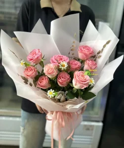 Đặt hoa chúc mừng ngày 19/8 thể hiện niềm trân trọng đối với những chiến sĩ công an nhân dân Việt Nam.