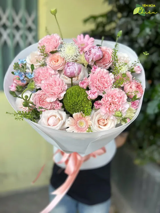 Đặt hoa chúc mừng ngày 19/8 thể hiện niềm trân trọng đối với những chiến sĩ công an nhân dân Việt Nam.