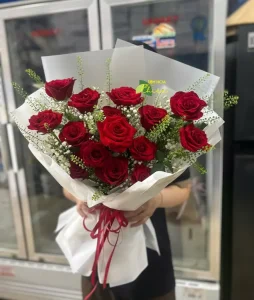 Đặt hoa tốt nghiệp đầy khát vọng, nghị lực và ánh sáng – Biểu tượng của sự bứt phá và tương lai tươi sáng.