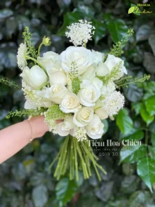Cửa hàng hoa tươi đặt hoa cưới cầm tay gửi gắm lời chúc phúc để niềm vui ấy tiếp tục lan tỏa và nối dài.
