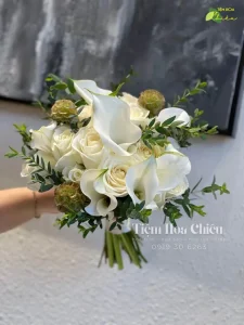Đặt hoa cưới cầm tay làm không khí của buổi lễ thêm phần ấm áp, hạnh phúc, tràn ngập niềm vui.