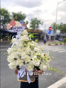 Giỏ hoa viếng đám tang nghi thức phổ biến để bày tỏ sự đau buồn và tưởng nhớ người đã khuất.