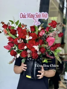 Đặt hoa sinh nhật mang theo tình cảm yêu thương sâu sắc mà bạn muốn trao gửi đến người nhận.
