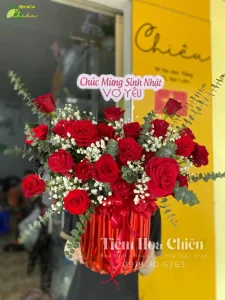 Đặt hoa sinh nhật sống động, tươi mát mang ý nghĩa may mắn và chúc phúc tuổi mới đến người nhận.