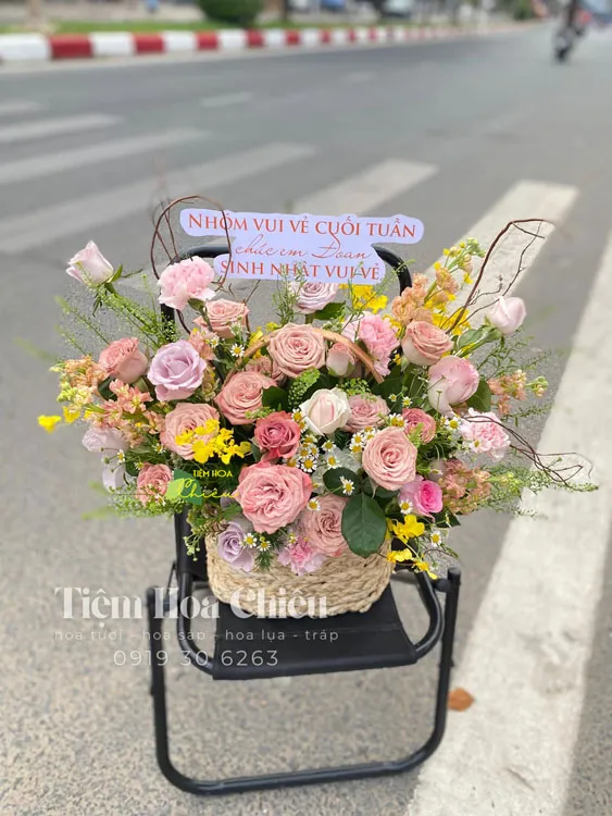 Đặt hoa sinh nhật sống động, tươi mát mang ý nghĩa may mắn và chúc phúc tuổi mới đến người nhận.