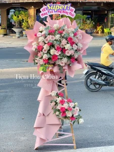 Đặt hoa chúc mừng khai trương gửi gắm những lời chúc tốt đẹp nhất, mang lại may mắn và thịnh vượng.