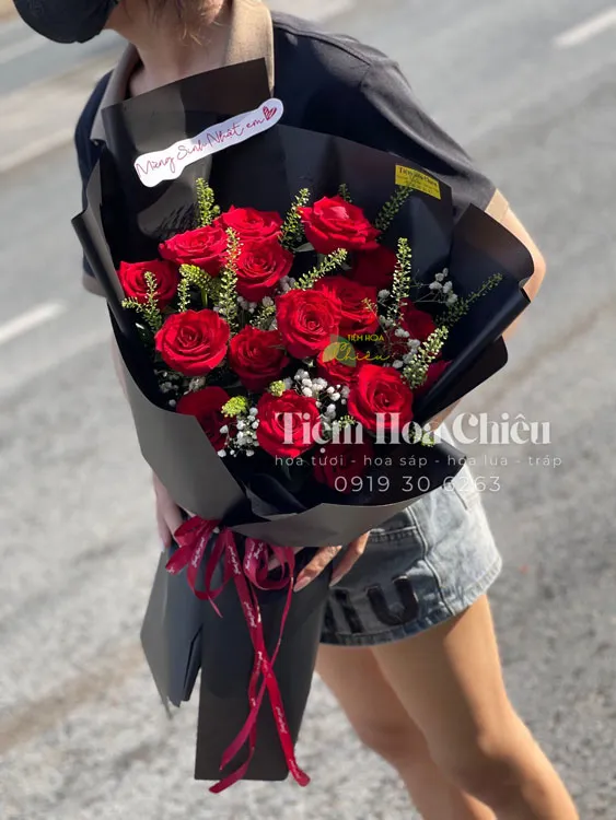Đặt hoa sinh nhật sống động, tươi mát mang ý nghĩa may mắn và chúc phúc tuổi mới đến người nhận.
