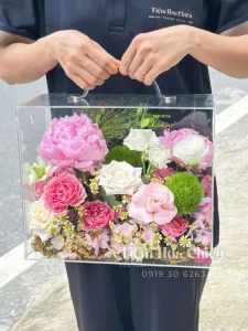 Hộp hoa mica tôn lên vẻ đẹp của hoa tươi mang đến cảm giác tinh tế, đẳng cấp cho người nhận.