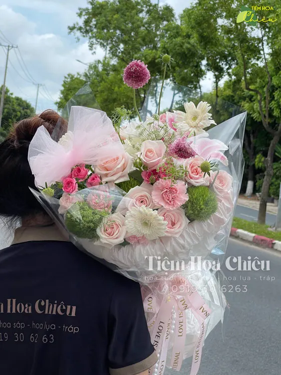 Đặt hoa tươi sinh nhật giúp người nhận cảm nhận được niềm vui và hạnh phúc trọn vẹn trong ngày đặc biệt.