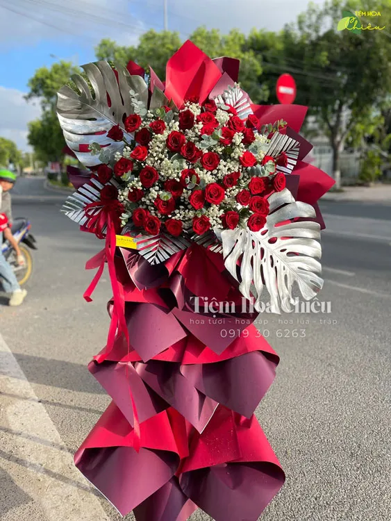 Kệ hoa tươi khai trương tươi sáng, sang trọng và rực rỡ, mang đậm không khí hân hoan đầy may mắn.
