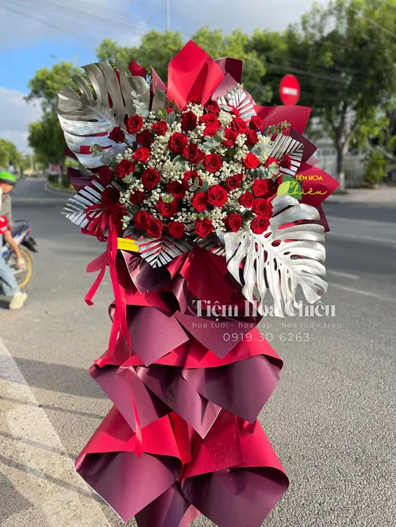 Đặt hoa chúc mừng khai trương mong cho doanh nghiệp khởi đầu thuận lợi và phát triển thịnh vượng.