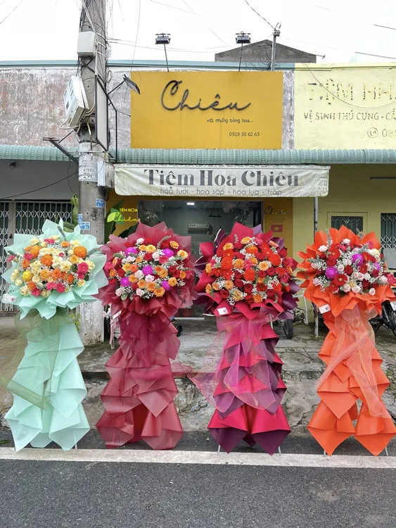 Kệ hoa tươi khai trương tươi sáng, sang trọng và rực rỡ, mang đậm không khí hân hoan đầy may mắn.