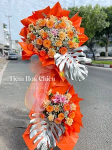 Kệ hoa tươi khai trương tươi sáng, sang trọng và rực rỡ, mang đậm không khí hân hoan đầy may mắn.
